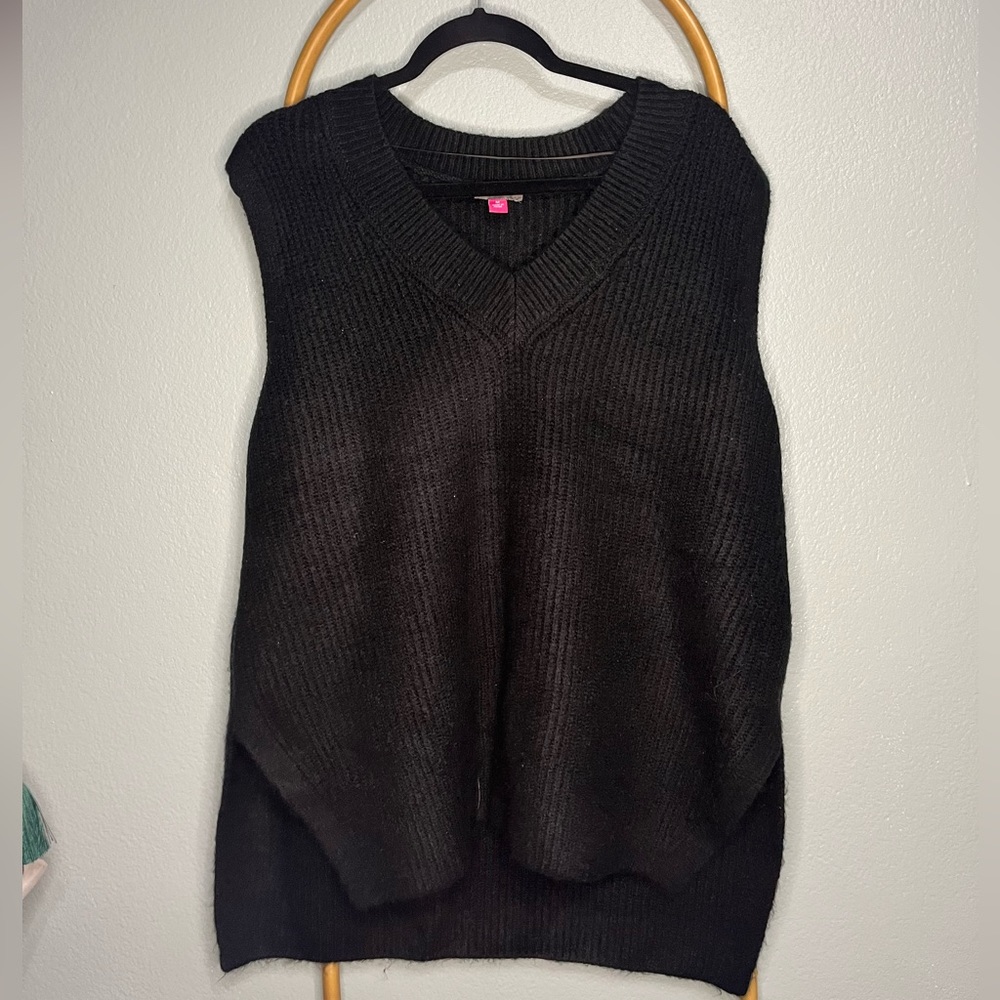Vince Camuto Preppy sweater vest in black